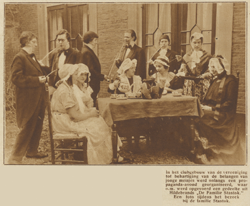 871743 Afbeelding van een groep meisjes dat een gedeelte van Hildebrands toneelstuk 'De Familie Stastok' opgevoerd ...